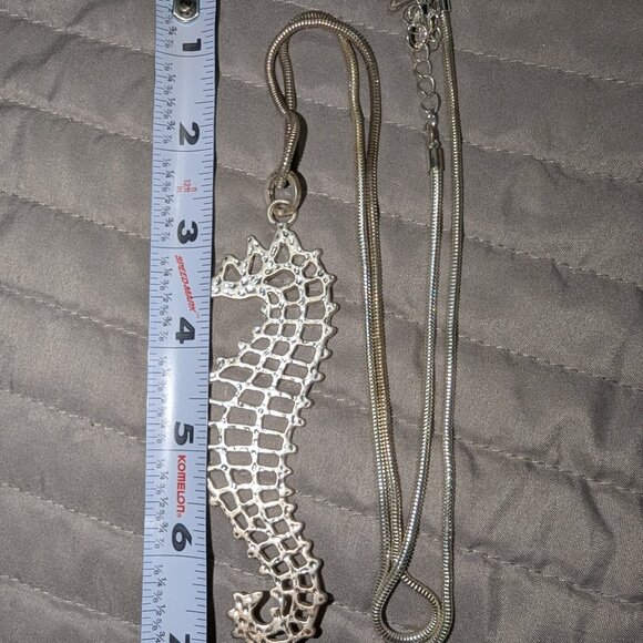 $1 with Bundle ~ Silver Seahorse Pendant Necklace 5231 - Picture 3 of 4